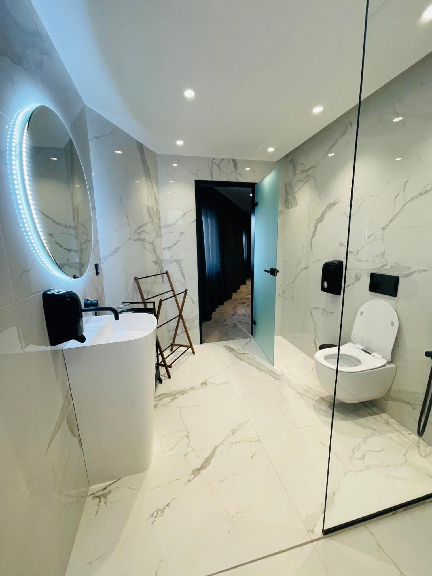 וארנה Lotus Luxury Rooms מראה חיצוני תמונה